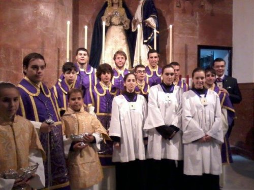 <p>Grupo de acólitos de la Hermandad con motivo del traslado de Nuestro Titular a su capilla una vez concluidos los trabajos de restauración.</p>
